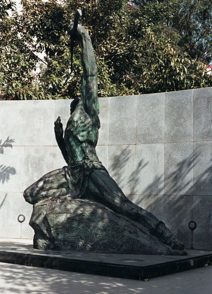 《后羿射日》青铜雕塑&nbsp;侯一民&nbsp;1989年&nbsp;深圳华侨城