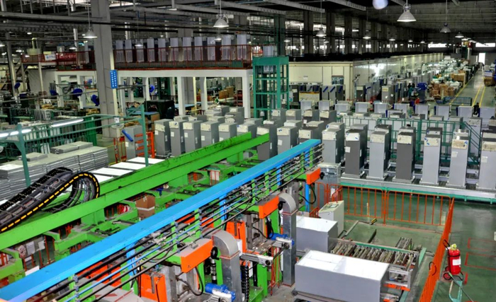 在位于合肥经开区的长虹美菱股份有限公司，5G应用示范生产线上的设备在对冰箱进行扫描。（资料图）全媒体记者 张大岗 摄