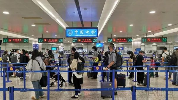 上海机场边检站开足通道，保障口岸通关顺畅（王旦琳/摄）