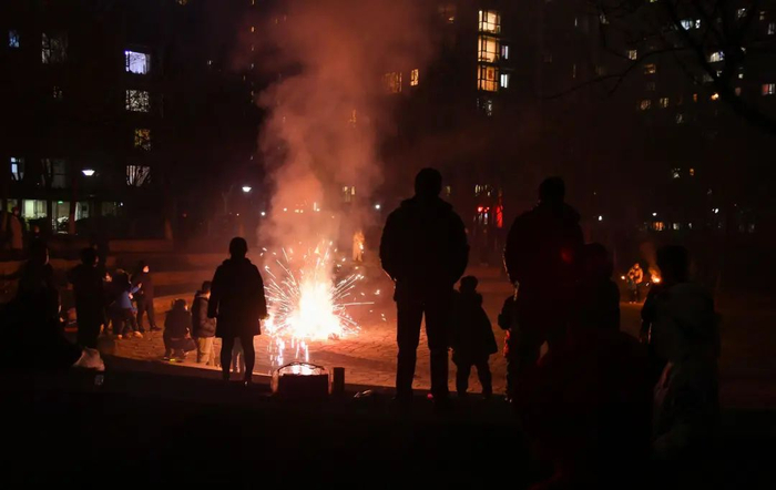 2023年1月1日，天津滨海新区一小区里，居民燃放烟花爆竹欢庆新年元旦。图据视觉中国