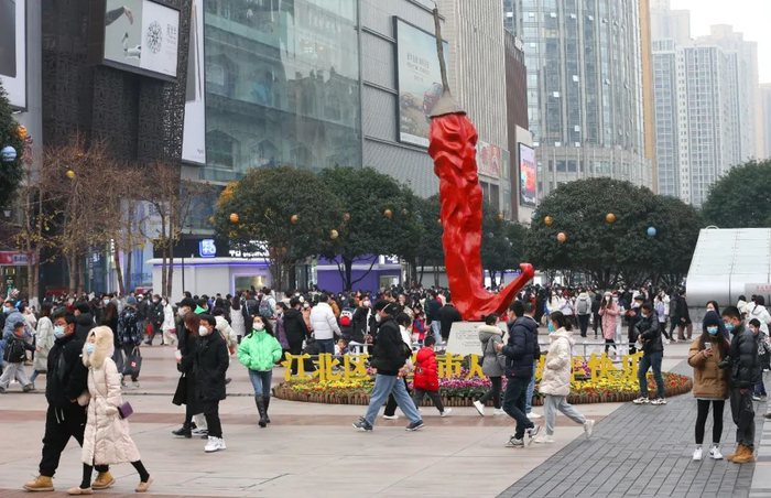 1月1日,江北观音桥商圈,市民们逛街购物。特约摄影 钟志兵/视觉重庆