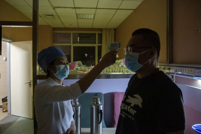 ▲2022年5月7日，北京大学首钢医院产科病房，护士为产妇与家属进行定时测温，一日两次。新京报记者 郑新洽 摄