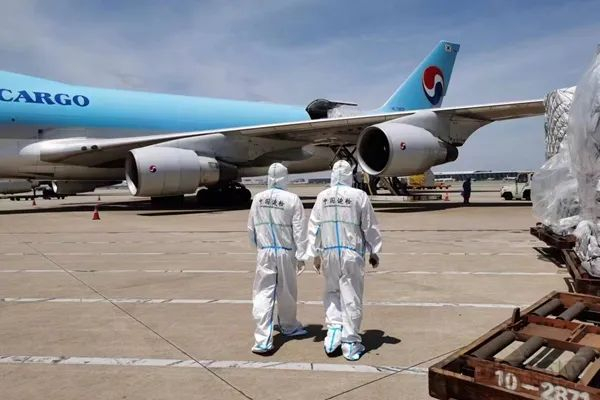 上海机场移民管理警察在机坪巡查（张晓军/摄）