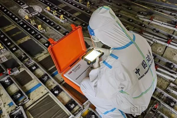 移民管理警察利用仪器对货舱进行清舱（朱怡/摄）