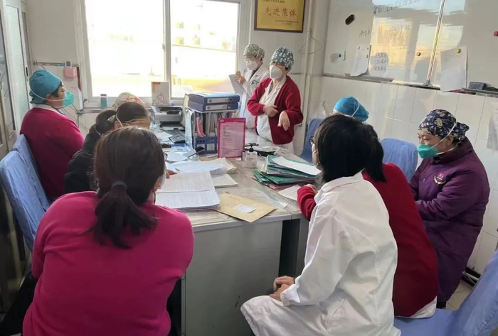 ▲‍‍‍2022年12月22日早晨，李梅的同事们在办公室做病例讨论。受访者供图