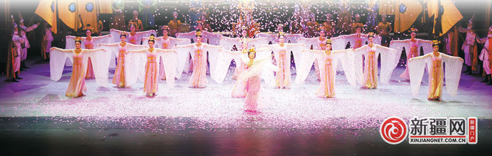 舞剧尾声，翩翩花雨化成了连云的大道，丝绸之路畅通，中外友谊长青。（记者王畅彤摄）