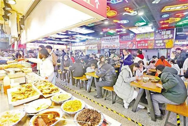 1月2日，解放碑八一路好吃街，市民和游客正在品尝重庆美食，人气爆棚。特约摄影 钟志兵/视觉重庆