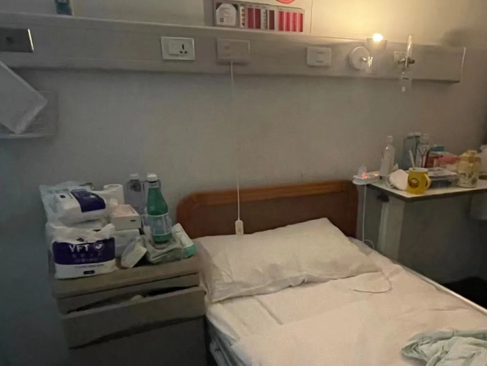 ▲2022年12月7日晚，赵晚安为第二天手术做准备提前摆放好所需物品。受访者供图