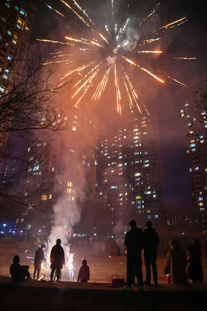 2023年1月1日，天津滨海新区一小区里，居民燃放烟花爆竹欢庆新年元旦。图据视觉中国