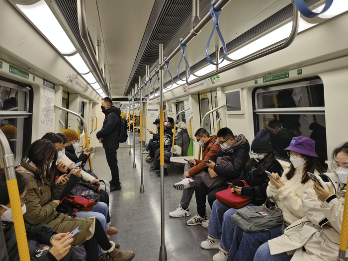 今早9点，16号线车厢内满载率不高。新京报记者 王贵彬 摄