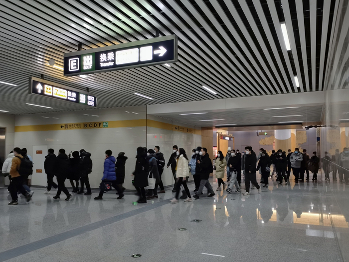 地铁达官营站，乘客排队从16号线换乘7号线。新京报记者 王贵彬 摄