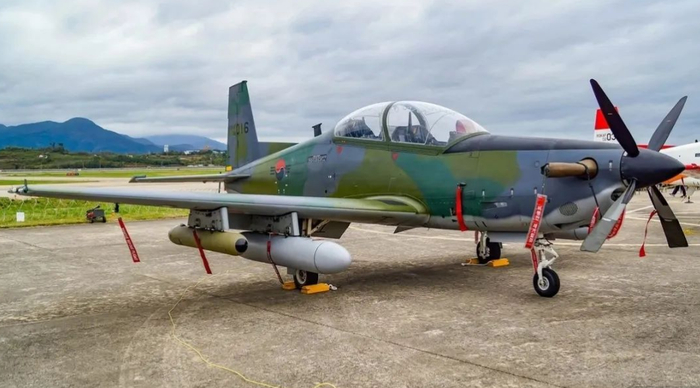 KA-1轻型攻击机可以携带火箭弹、炸弹和航炮吊舱等武器。