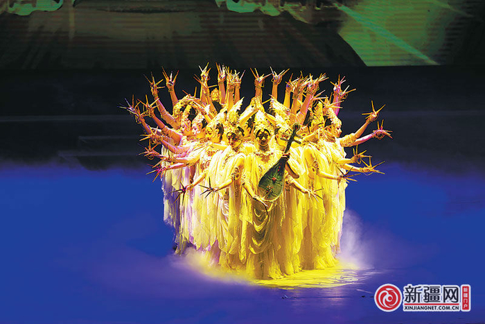 序章，以经典的千手观音影像，展现敦煌壁画的文化内涵。（记者王畅彤摄）