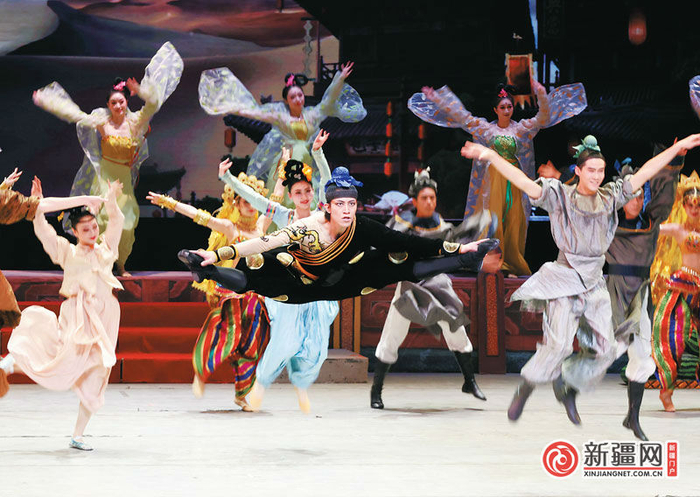 第一幕，身穿不同民族服饰的舞者，代表着敦煌不同民族的居民，共同生活在一起。 （记者陈星宇摄）