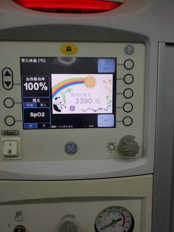 ▲北京某二级专科医院产房内，当婴儿出生后，护士使用仪器为其测量体重、体温以及血氧含量。受访者供图