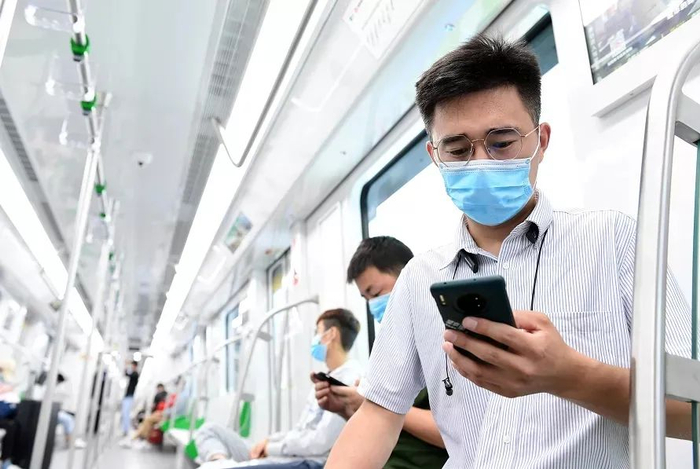 乘客在合肥轨道交通3号线上体验5G网络。（资料图）来源：安徽移动