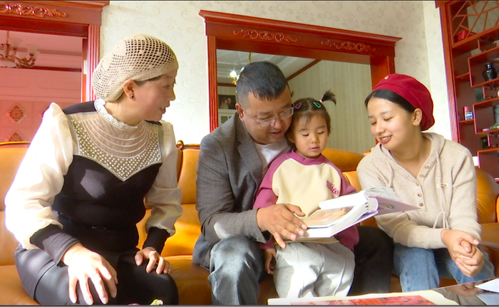 马炳文小女儿带着孩子回来探亲