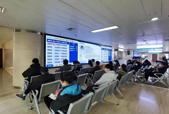 患者正在候诊。浙江省人民医院图