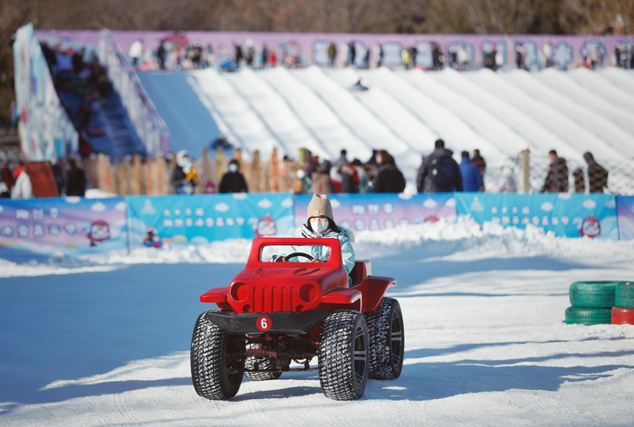 ▲1月2日，元旦假期最后一天，陶然亭冰雪嘉年华上游客体验雪地越野车。新京报记者 薛珺 摄