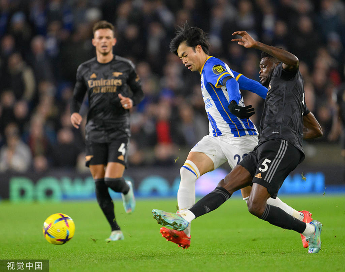 三笘薫突破阿森纳队中场防守。