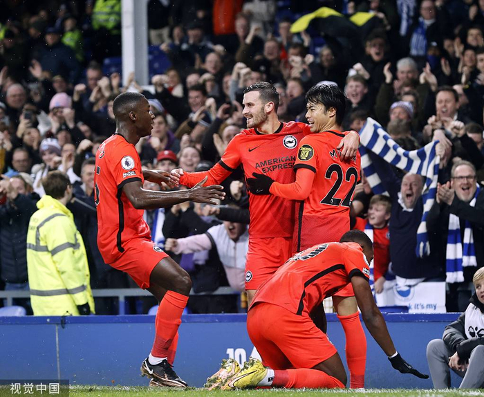 三笘薰和队友一起庆祝进球。