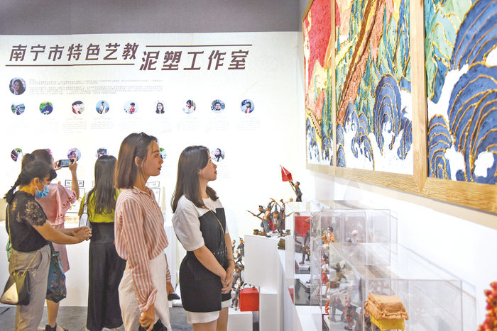     南宁市特色艺教工作室汇报展示暨第一批工作室验收活动上，展出的作品吸引观众驻足观看。 本报记者 黄红锦 摄
