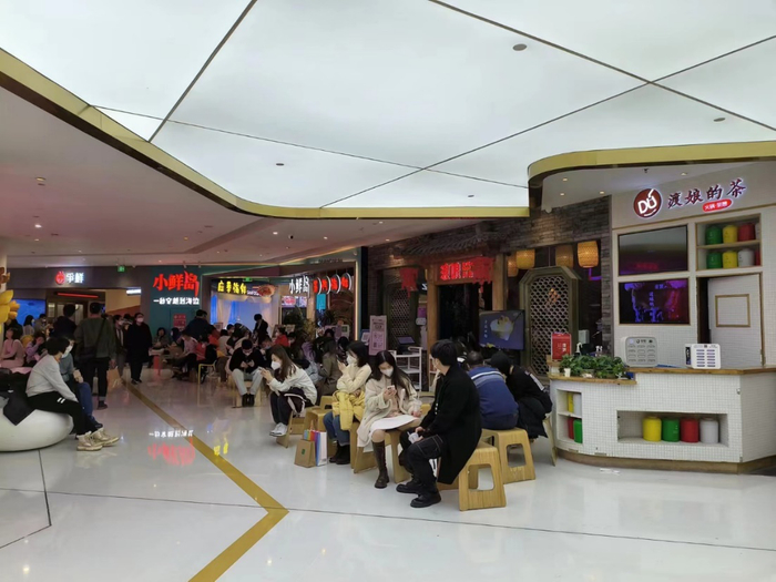元旦当天，彭先生拍摄的合生汇内餐饮店等位人群。受访者供图。