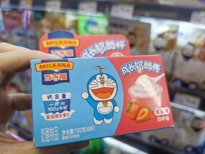 百吉福旗下产品已更换“奶酪制品”新包装。  新京报首席记者 郭铁 摄