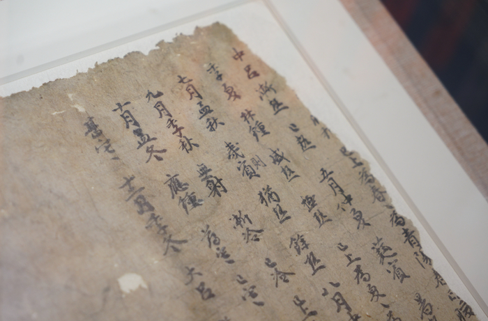 和田出土的唐代书仪文书，这件书仪记录了表达十二个月不同时段气候的寒暄用语