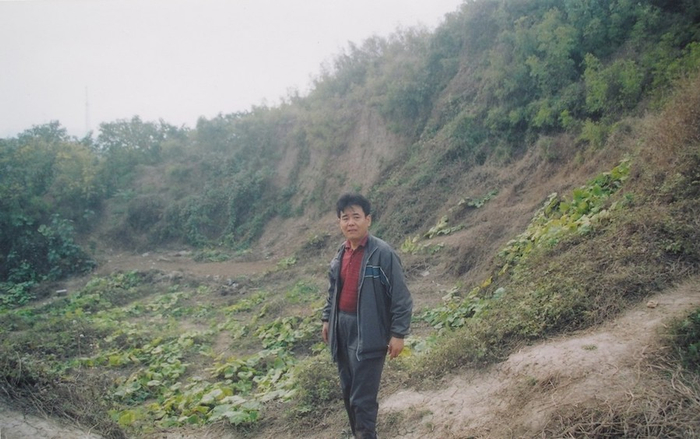 图14 孙慰祖在土山东汉彭城王墓考察封土地貌 （2004年 摄）