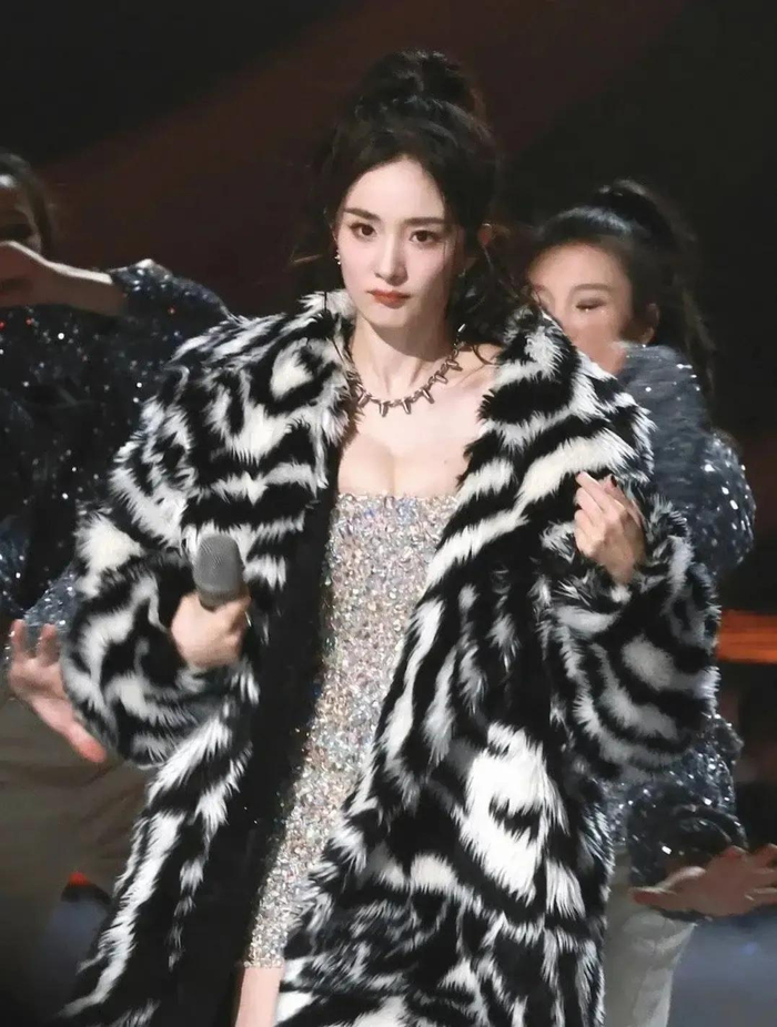 杨幂跨年晚会热舞,险遭走光,不愧是“少女幂”,网友直呼好身材