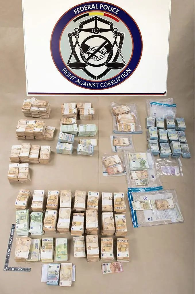 　　▲当地时间2022年12月13日，比利时布鲁塞尔，在前欧洲议会议员潘泽里的家中、欧盟议会副议长伊娃·卡利的公寓缴获的现金。图/视觉中国