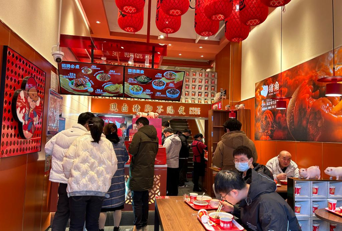 　1月4日中午，顾客在汉街一家沿街餐厅内用餐。新华社记者 熊翔鹤摄