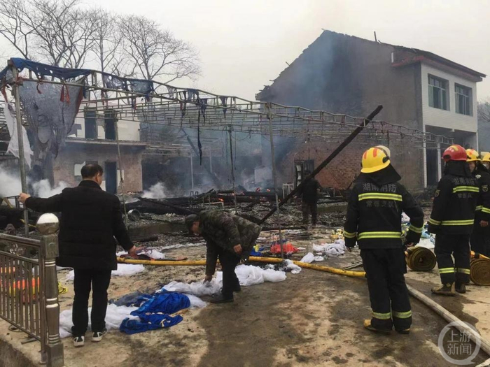 ▲消防人员处理余火。