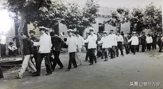 严厉打击各种刑事犯罪,1983年,中国为何进行了第一次严打?__财经头条__新浪财经