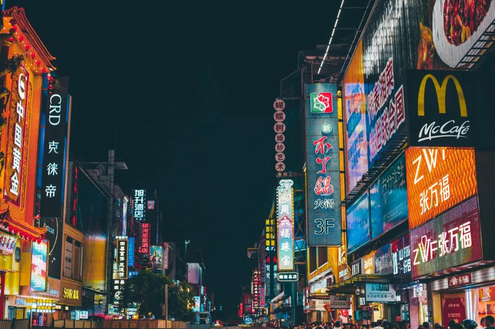 长沙繁华的五一广场。工作不是生活的全部，靠近商业中心等公共服务设施同样是人们选择居住地的考虑因素 / 图虫创意