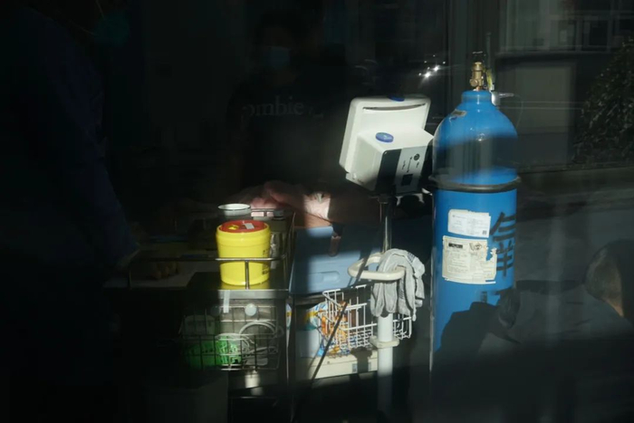  2022年12月27日，北京丰台，北京佑安医院急诊科抢救室内，一名病人正在吸氧。中青报·中青网记者李强/摄