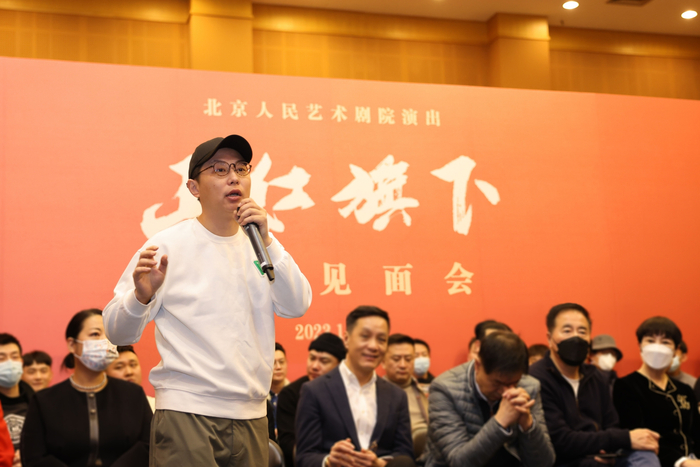 《正红旗下》导演闫锐介绍排演情况。 李春光 摄