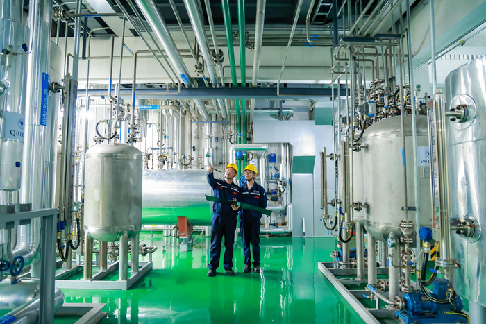 浙大衢州“两院”科研人员检查中试实验实训基地设备运行情况。衢州市科技局供图