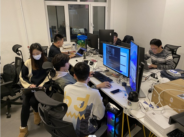 边无际公司员工在办公室讨论工作