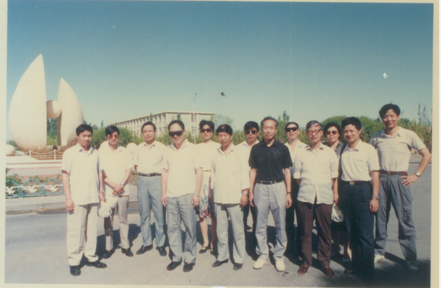 ▲1992年，孙敬良（前排右三）与长征二号丁运载火箭试验队员在酒泉卫星发射中心银荷之光雕塑前合影