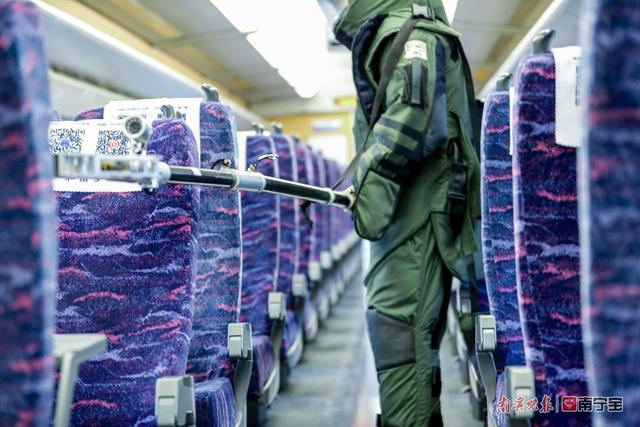 使用机械臂处置疑似爆炸物