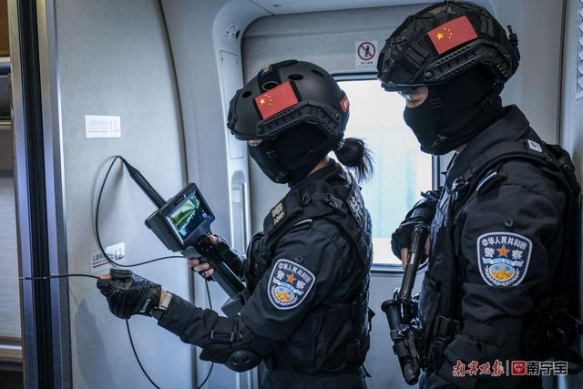 特警队员使用软管窥镜侦查