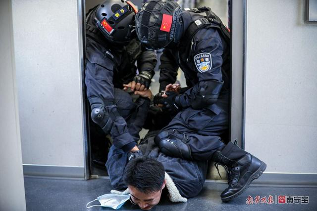 特警队员控制“歹徒”