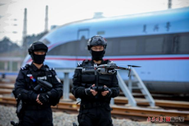 特警队员使用无人机侦查