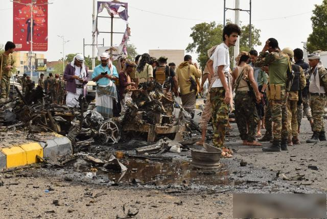 6月29日，安全人员聚集在也门亚丁的汽车炸弹袭击现场。图源：新华社