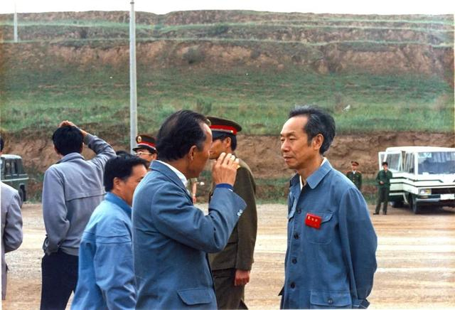 ▲1988年，孙敬良（右）在太原卫星发射中心领导长征四号A型运载火箭首飞箭工作