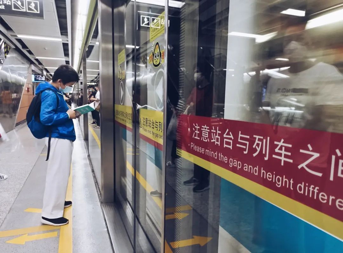 广州地铁上的读书人。拥挤的早晚高峰让在地铁上读书成为难以想象的事情 / 图虫创意