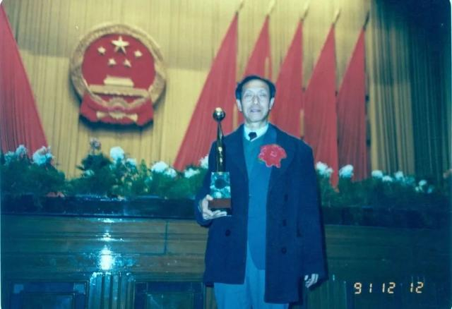 ▲1991年12月，孙敬良在北京人民大会堂接受国家科技进步奖特等奖颁奖