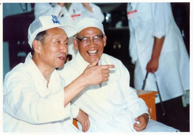 ▲孙敬良（左）和“711”工程总设计师任新民（右）在太原卫星发射中心